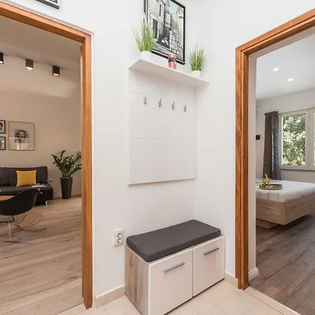 Tina - Kolovare Apartman *