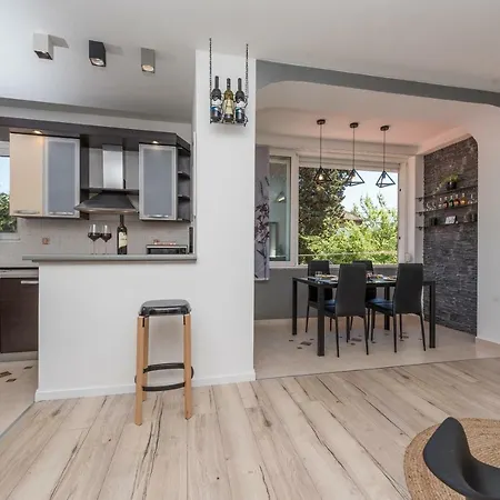 Apartment Tina - Kolovare Beach * ザダル